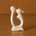 bomboniera in pietra saponaria di corpi che si baciano