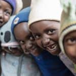 bimbi del meriggio sorridenti