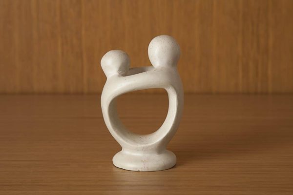 Giovani uniti in un tenero abbraccio