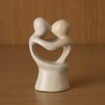 Cuore disegnato dall’abbraccio di due persone