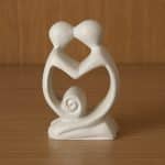 Corpi stilizzati uniti a formare un cuore