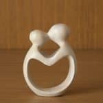 Coppia che si tiene per mano con e senza bacio