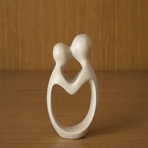 Coppia che si tiene per mano con e senza bacio