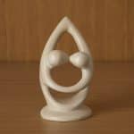 Sagome unite con braccia protese verso l'alto