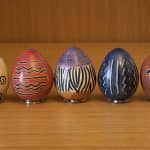 Uova colorate e decorate