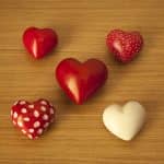 Piccoli cuori colorati come bomboniere solidali