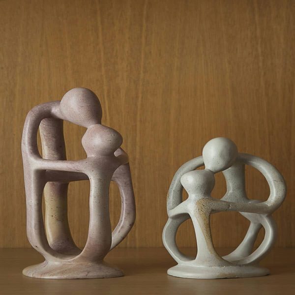 Statue stilizzate raffiguranti un bacio