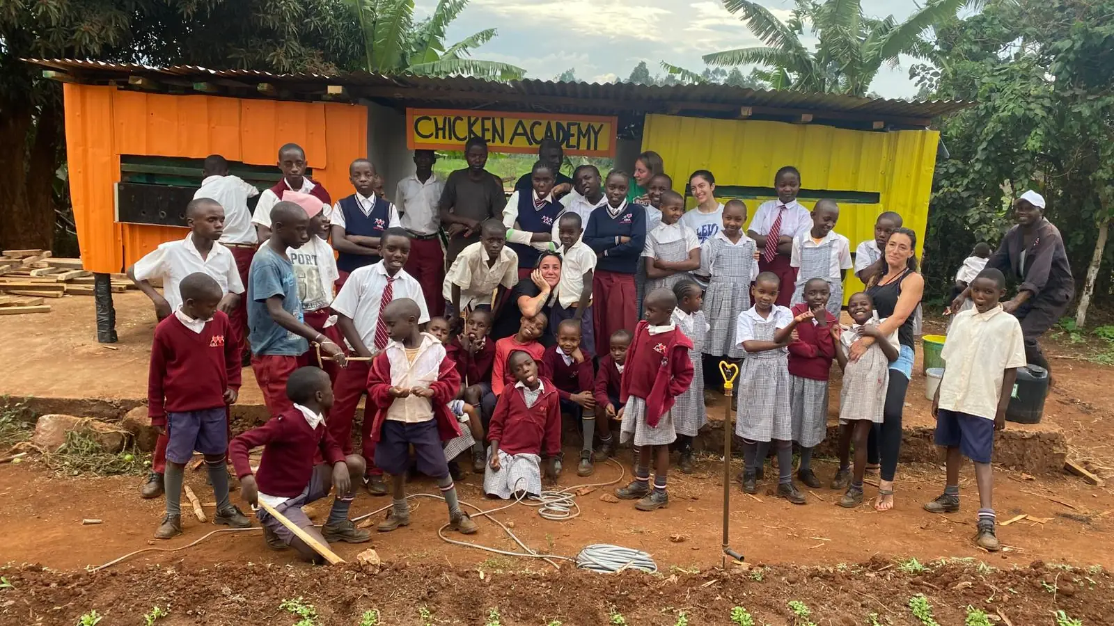 I bambini del villaggio AINA davanti alla Chicken Academy, il nuovo pollaio